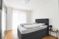 Lichtdurchflutetes Schlafzimmer