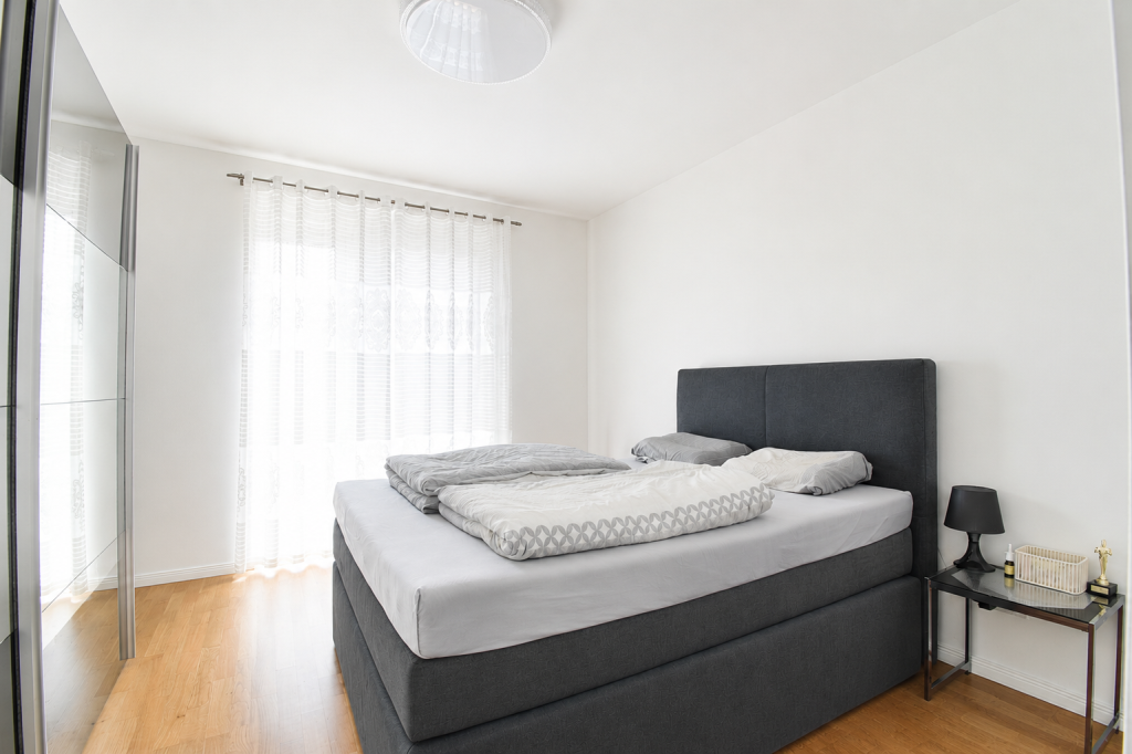 Lichtdurchflutetes Schlafzimmer