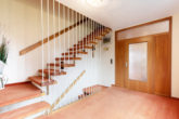 Gepflegtes Treppenhaus - Ein Haus mit vielen Nutzungsmöglichkeiten: „Symp., teilvermietete DHH mit drei&nbsp;WE“