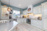 Küche im Landhausstil - Zeitlose Eleganz trifft Gemütlichkeit: „Traumhafte Doppelhaushälfte in ruhiger Lage Wentorfs“