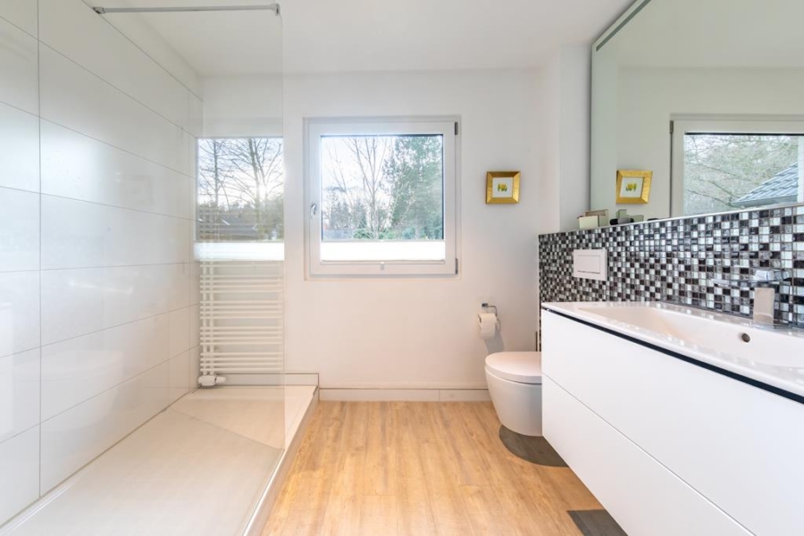 Modernes Duschbad