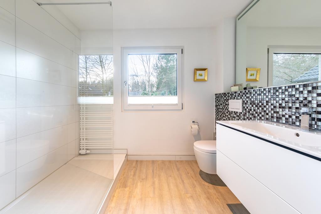 Modernes Duschbad