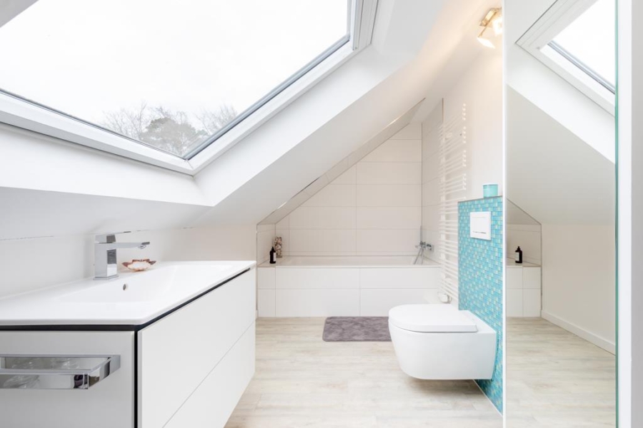 Modernes Vollbad mit Fenster