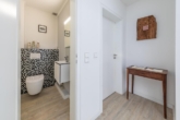 Praktisches Gäste-WC - Ein Haus mit vielen Optionen: „Stilvolles Familienrefugium mit außergewöhnlichem Wohncharakter“