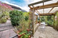 Überdachte, kleine Terrasse