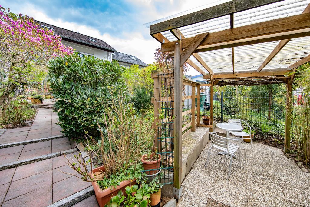 Überdachte, kleine Terrasse