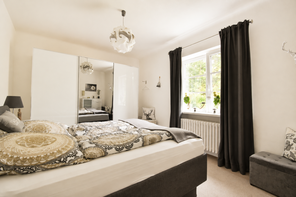 Großzügiges Schlafzimmer