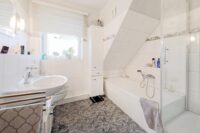 Helles Vollbad mit Dusche