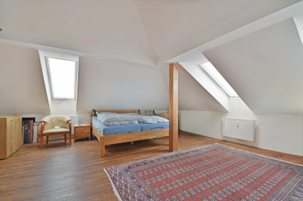 Großzügiges Schlafzimmer