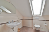 Lichtdurchflutetes Gäste-WC - Für höchste Ansprüche: „Großzügige Dachgeschoss-Wohnung in der Villa&nbsp;Luise“