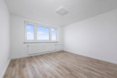 Gut geschnittenes Schlafzimmer - Weitblick über Reinbek: „Großzügige 4‑Zimmer-Wohnung in Endetage“