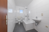 Bad mit Wanne und Fenster - Weitblick über Reinbek: „Großzügige 4‑Zimmer-Wohnung in Endetage“