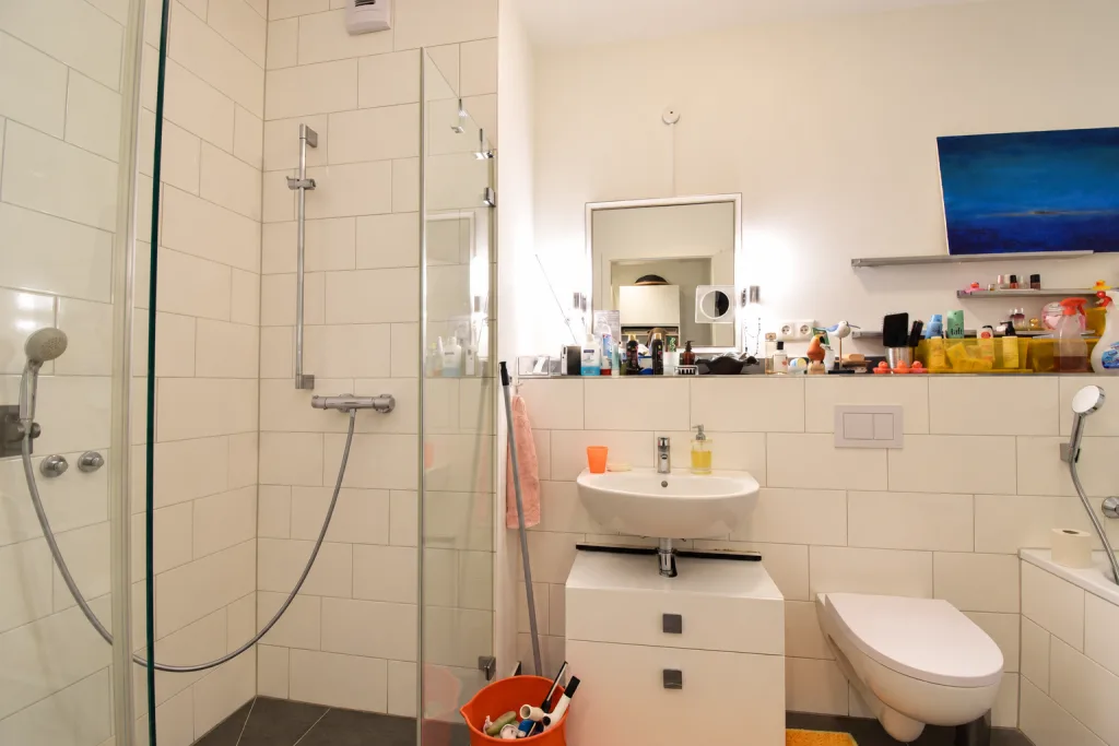 Modernes, hellgefließtes Vollbad