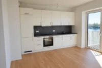 Moderne Einbauküche mit Elbblick