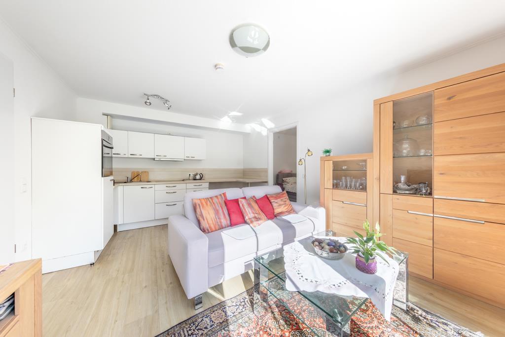 Wohnzimmer mit offener Küche