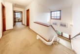 Flur im Dachgeschoss - Einfamilienhaus in familienfreundlicher Lage: „Großzügiges, gut durchdachtes Wohnen am Billetal“