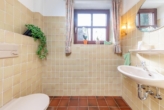 Gäste-WC im Erdgeschoss - Einfamilienhaus in familienfreundlicher Lage: „Großzügiges, gut durchdachtes Wohnen am Billetal“