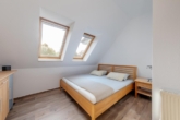 Gemütliches Schlafzimmer - Exklusives Wohnerlebnis: „In begehrter Reinbeker Lage – Maisonettewohnung mit Weitblick und Komfort“