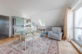 Blick in den Wohnbereich - Exklusives Wohnerlebnis: „In begehrter Reinbeker Lage – Maisonettewohnung mit Weitblick und Komfort“