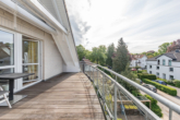 ...Zugang zur Dachterrasse. - Exklusives Wohnerlebnis: „In begehrter Reinbeker Lage – Maisonettewohnung mit Weitblick und Komfort“
