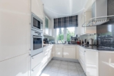 Modern gestaltete Küche - Exklusives Wohnerlebnis: „In begehrter Reinbeker Lage – Maisonettewohnung mit Weitblick und Komfort“
