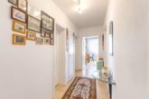 Einladender Flurbereich - In zentraler Wohnanlage: „Großzügige 4‑Zimmer-Wohnung mit sonniger Loggia“
