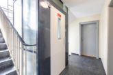 Gepflegtes Treppenhaus - In zentraler Wohnanlage: „Großzügige 4‑Zimmer-Wohnung mit sonniger Loggia“