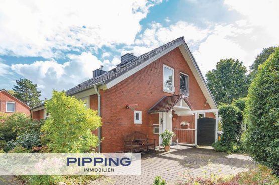 In zentraler und ruhiger Lage: „Charmante Doppelhaushälfte mit liebevoll angelegtem Garten“, 21465 Reinbek, Haus