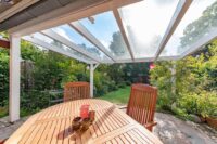 Sonnige, überdachte Terrasse