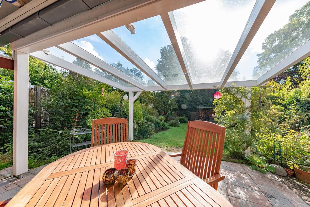 Sonnige, überdachte Terrasse