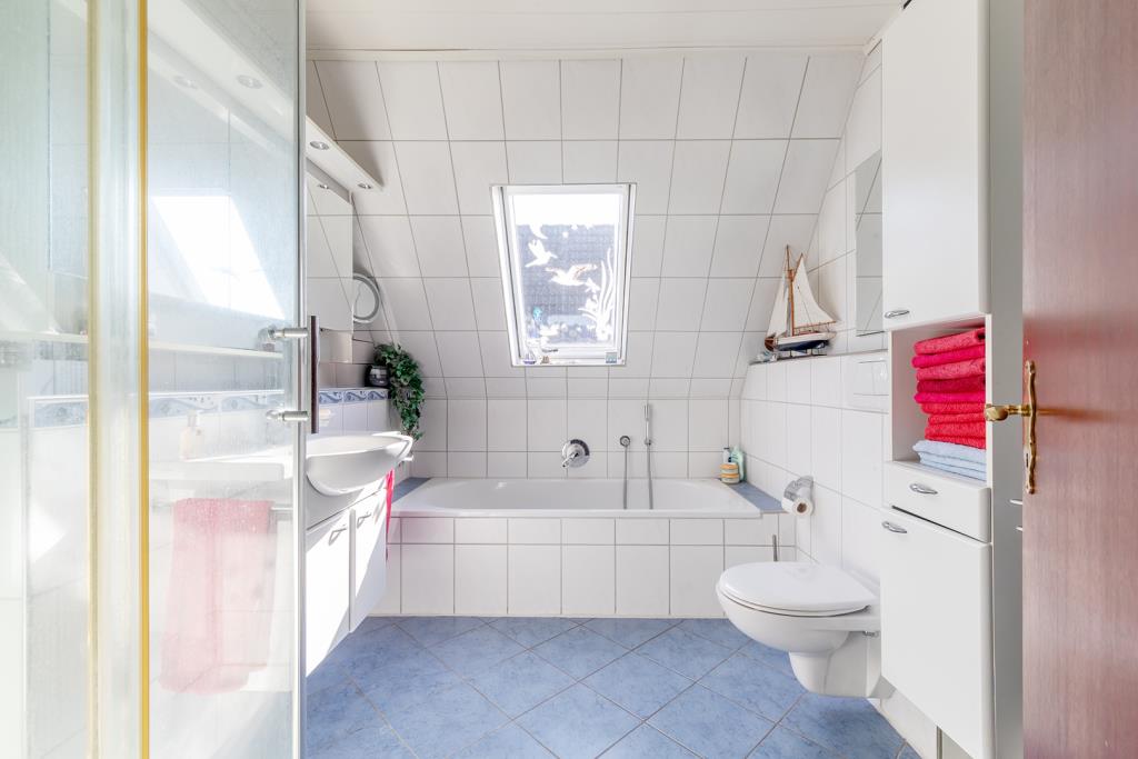 Vollbad mit separater Dusche