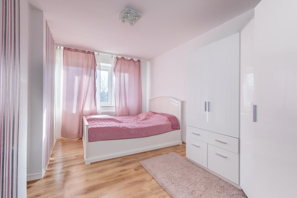 Gut geschnittenes Schlafzimmer