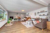 Lichterfülltes Wohnzimmer