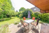 ...auf die Ostterrasse. - Platz für die ganze Familie: „Gepflegte Doppelhaushälfte mit Gartenparadies in ruhiger Wohnlage“
