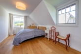 Großzügiges Schlafzimmer - Charmante Doppelhaushälfte: „Geräumiges Zuhause für Ihre Familie in Wohltorf“