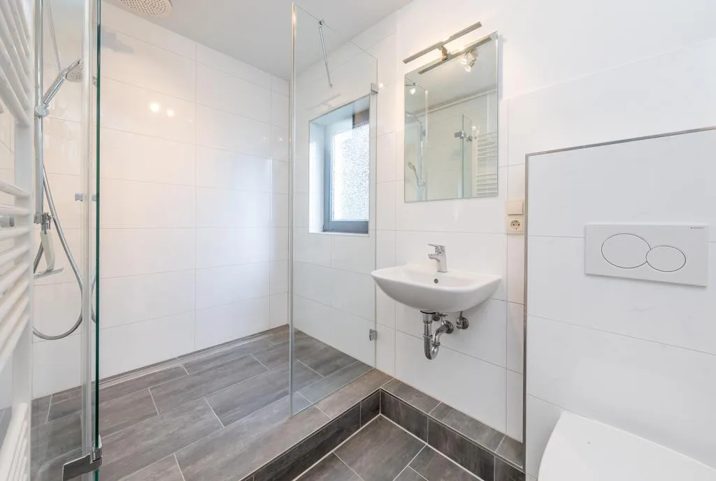Modernes Duschbad