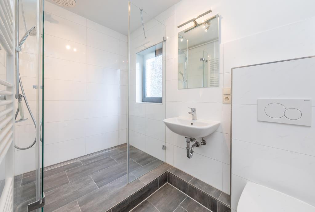 Modernes Duschbad