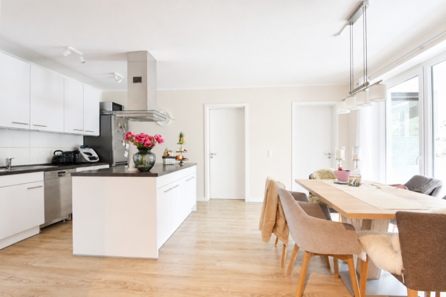 Moderne Einbauküche mit Essbereich