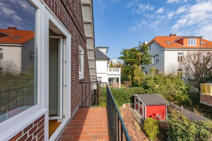 ... sonnigem Balkon.