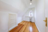 Praktisches halbes Zimmer