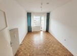 Wohnbereich mit ... - Hamburg-Wandsbek: „Lichterfüllte 2,5‑Zimmer-Wohnung mit Balkon“