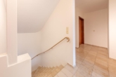Flur im Dachgeschoss - Dieser Wohn(t)raum wartet auf SIE: „Großzügiges Einfamilienhaus in familienfreundlicher Lage“