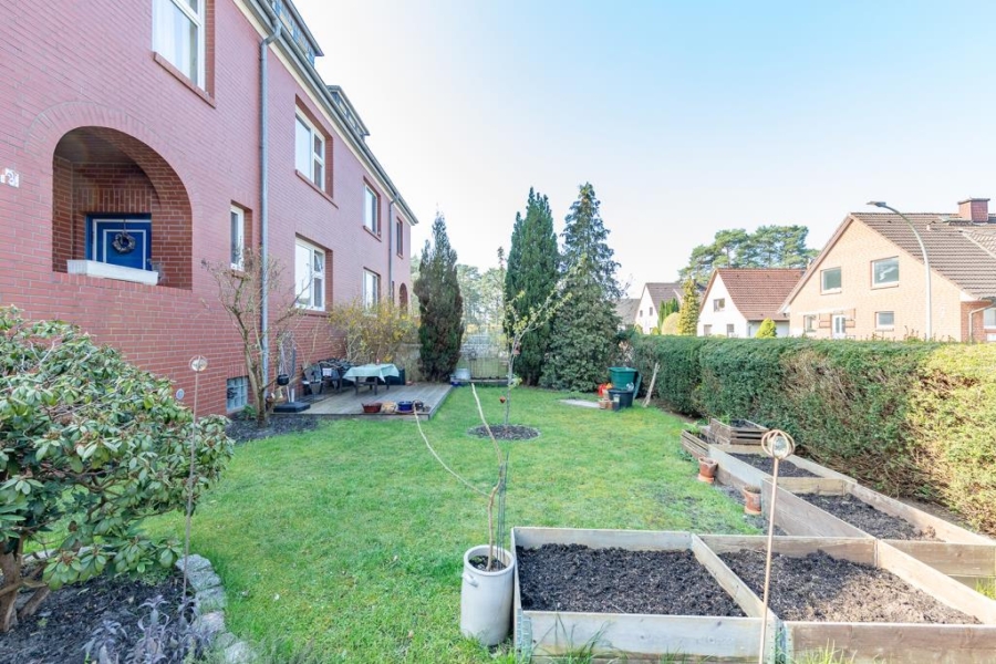 Gartenfläche vor dem Haus ...