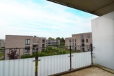 ... Zugang zum Balkon. - Einziehen und wohlfühlen: „Moderne 2‑Zimmer-Wohnung mit Wintergarten und Balkon“