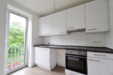 Helle Einbauküche - Einziehen und wohlfühlen: „Moderne 2‑Zimmer-Wohnung mit Wintergarten und Balkon“