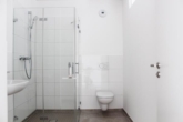 Modernes Duschbad - Einziehen und wohlfühlen: „Moderne 2‑Zimmer-Wohnung mit Wintergarten und Balkon“