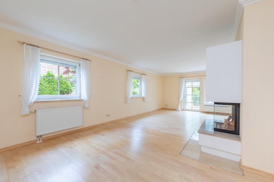 Wohnzimmer mit Kamin