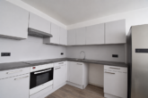 Praktische & helle Einbauküche - In zentraler Lage: „Gut geschnittene 3‑Zimmer-Wohnung mit Balkon“