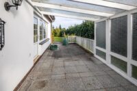 Teilweise überdachte Terrasse