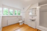 Duschbad im OG - Mitten im Grünen: „Charmantes Einfamilienhaus in bester Lage von Aumühle“